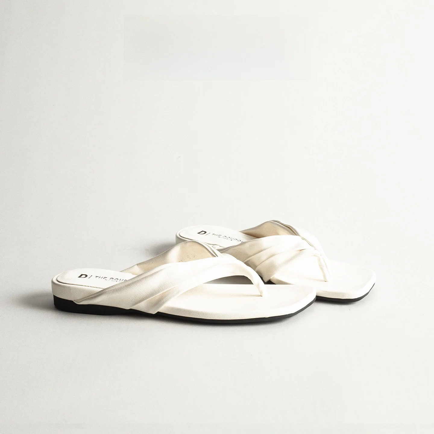 Comfortable Flat Bottomed Women's Sandals Slip-On Summer Slippers Korean Style Casual Holiday Wear Retro Toe-Post Thongs
Comfortable Flat Bottomed Women's Sandals Slip-On Summer Slippers Korean Style Casual Holiday Wear Retro Toe-Post Thongs