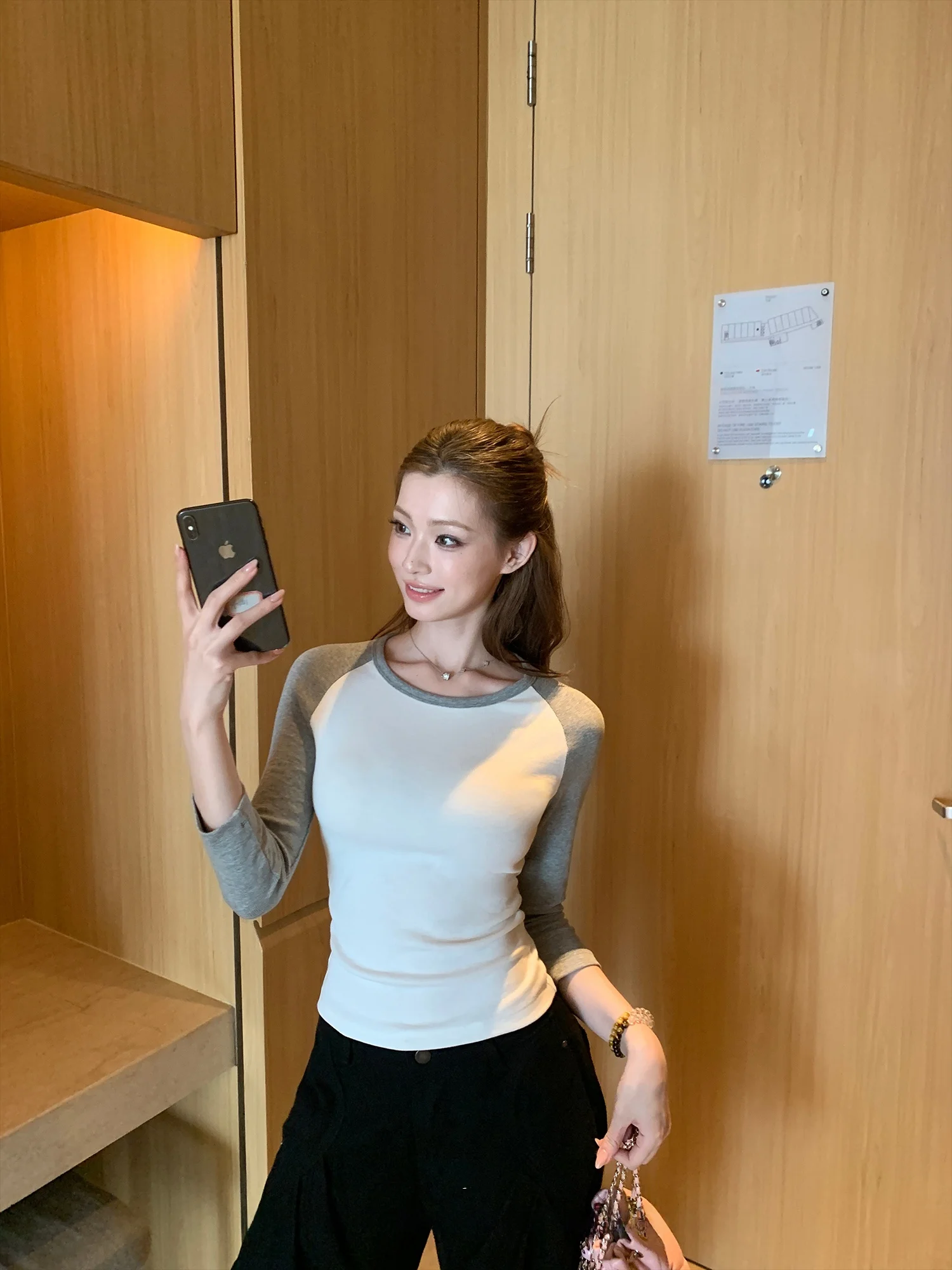 Женская приталенная футболка Chen Mi Fan в корейском уличном стиле с цветными вставками на плечах, круглым вырезом и рукавом три четверти
Женская приталенная футболка Chen Mi Fan в корейском уличном стиле с цветными вставками на плечах, круглым вырезом и рукавом три четверти