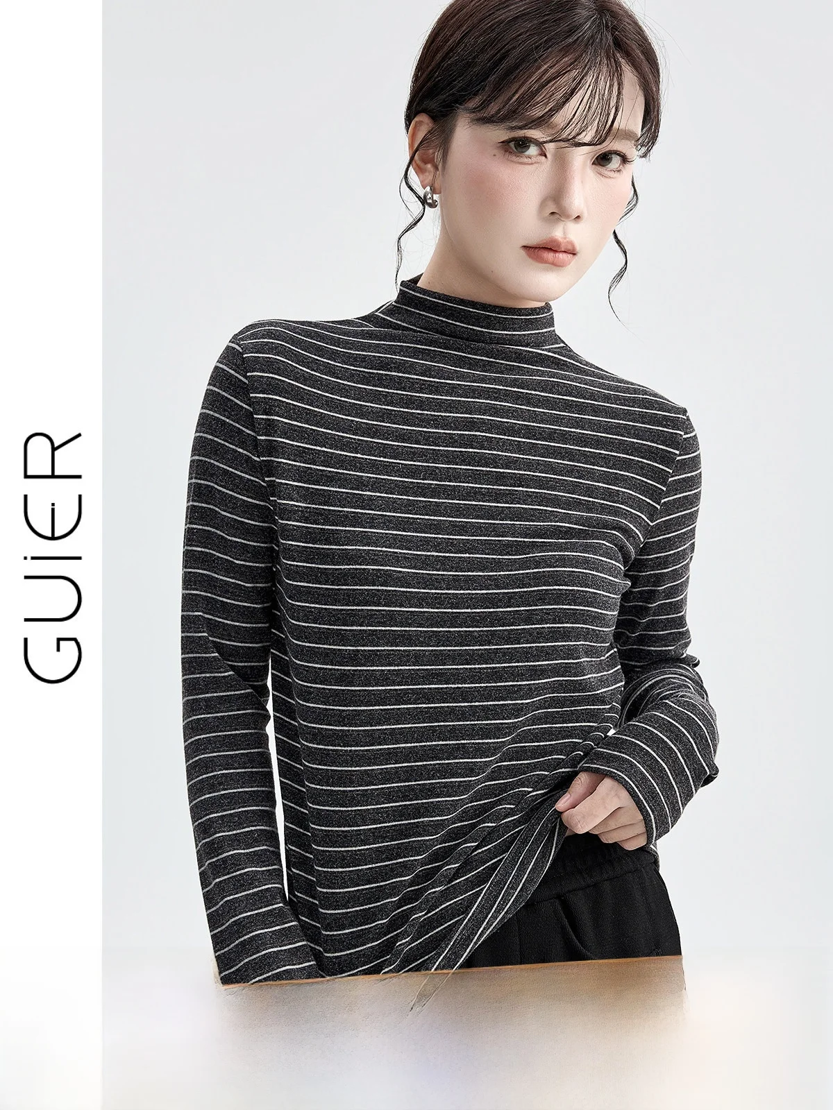 Облегающая женская футболка с высоким воротником и длинным рукавом, повседневная, с полосатым узором, для зимы, новинка, подчеркивающая фигуру
Облегающая женская футболка с высоким воротником и длинным рукавом, повседневная, с полосатым узором, для зимы, новинка, подчеркивающая фигуру