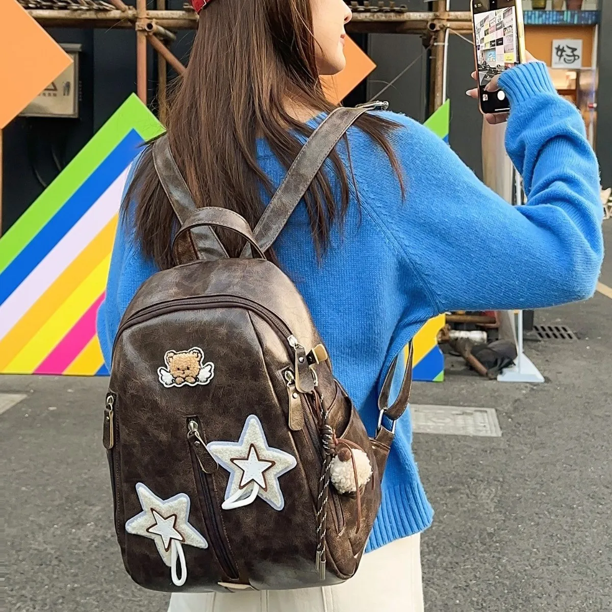 Винтажный женский рюкзак из искусственной кожи с цветными звездами и милыми подвесками, легкий дорожный рюкзак
Винтажный женский рюкзак из искусственной кожи с цветными звездами и милыми подвесками, легкий дорожный рюкзак