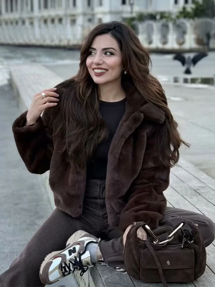  TFMLN зимнее пальто из искусственного меха для женщин, новая осенняя меховая плюшевая пушистая куртка с отложным воротником, теплая модная элегантная меховая верхняя одежда
TFMLN зимнее пальто из искусственного меха для женщин, новая осенняя меховая плюшевая пушистая куртка с отложным воротником, теплая модная элегантная меховая верхняя одежда