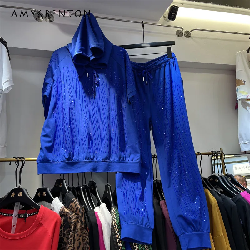Fashion Oversized 2 Pcs Outfit 2026 Summer Heavy Craft Rhinestone Hooded Short Top Loose Elastic Waist Casual Beam Trousers Set
Fashion Oversized 2 Pcs Outfit 2026 Summer Heavy Craft Rhinestone Hooded Short Top Loose Elastic Waist Casual Beam Trousers Set