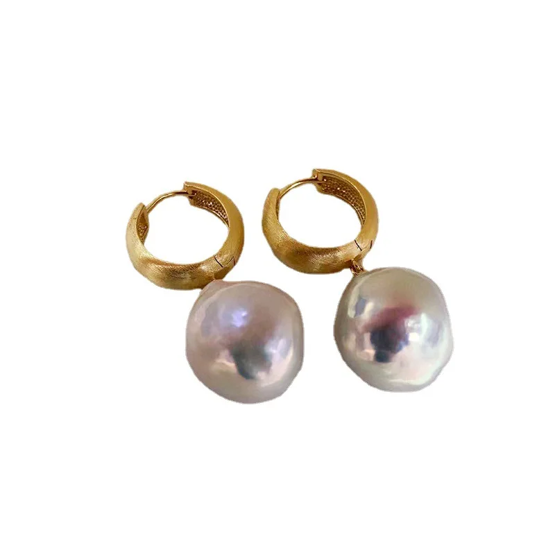 Large particle special-shaped water drop baroque pearl earrings, high-end women's earrings, gold circle jewelry.
Large particle special-shaped water drop baroque pearl earrings, high-end women's earrings, gold circle jewelry.