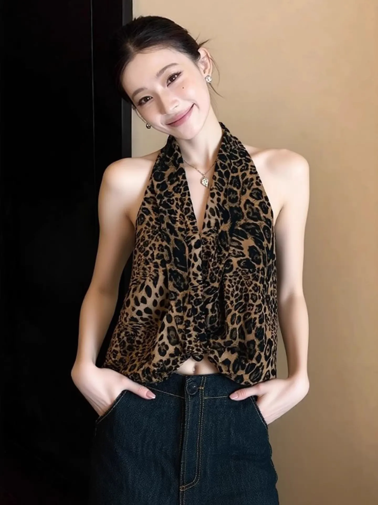 Stunning Leopard Print V-Neck Halter Top Women's Summer Sexy Backless Outerwear Hot Girl Strapless Crop Top Beach Holiday Style
Stunning Leopard Print V-Neck Halter Top Women's Summer Sexy Backless Outerwear Hot Girl Strapless Crop Top Beach Holiday Style