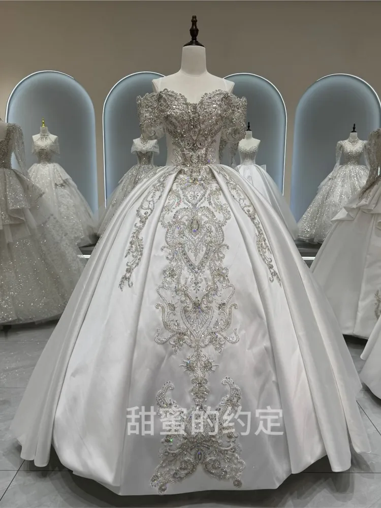 A new one-shoulder light main fabric satin plate-size long tailline dress
A new one-shoulder light main fabric satin plate-size long tailline dress