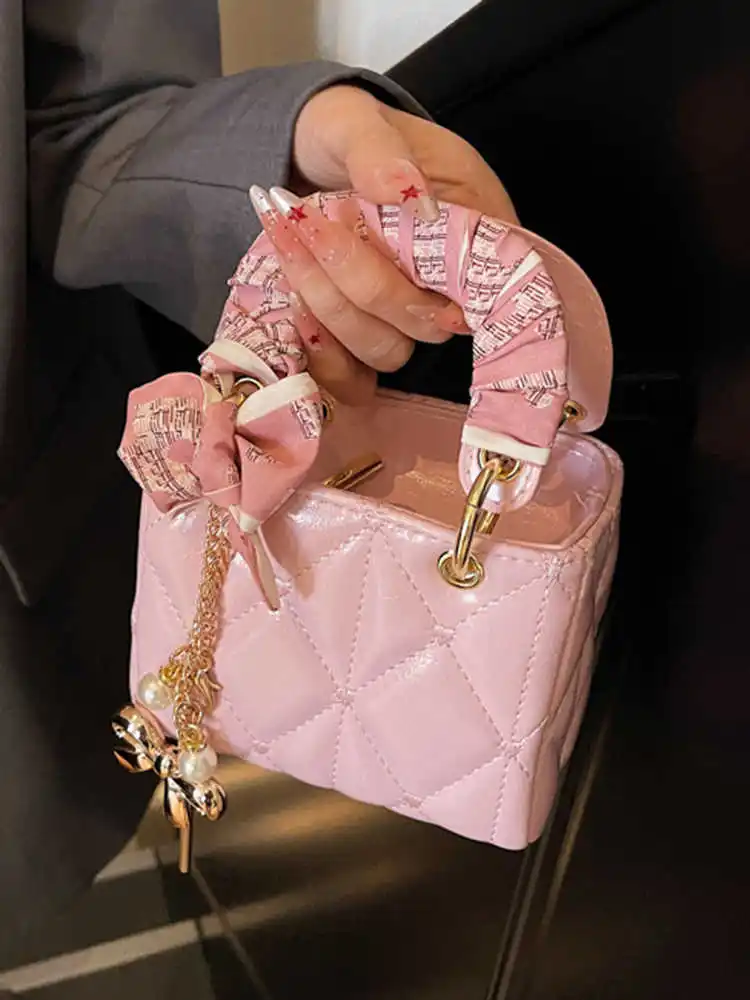 High-grade Diamond Lattice Women's Handbags New Versatile Mini Lipstick One Shoulder Crossbody Bags Fashion Small Square Bags
High-grade Diamond Lattice Women's Handbags New Versatile Mini Lipstick One Shoulder Crossbody Bags Fashion Small Square Bags