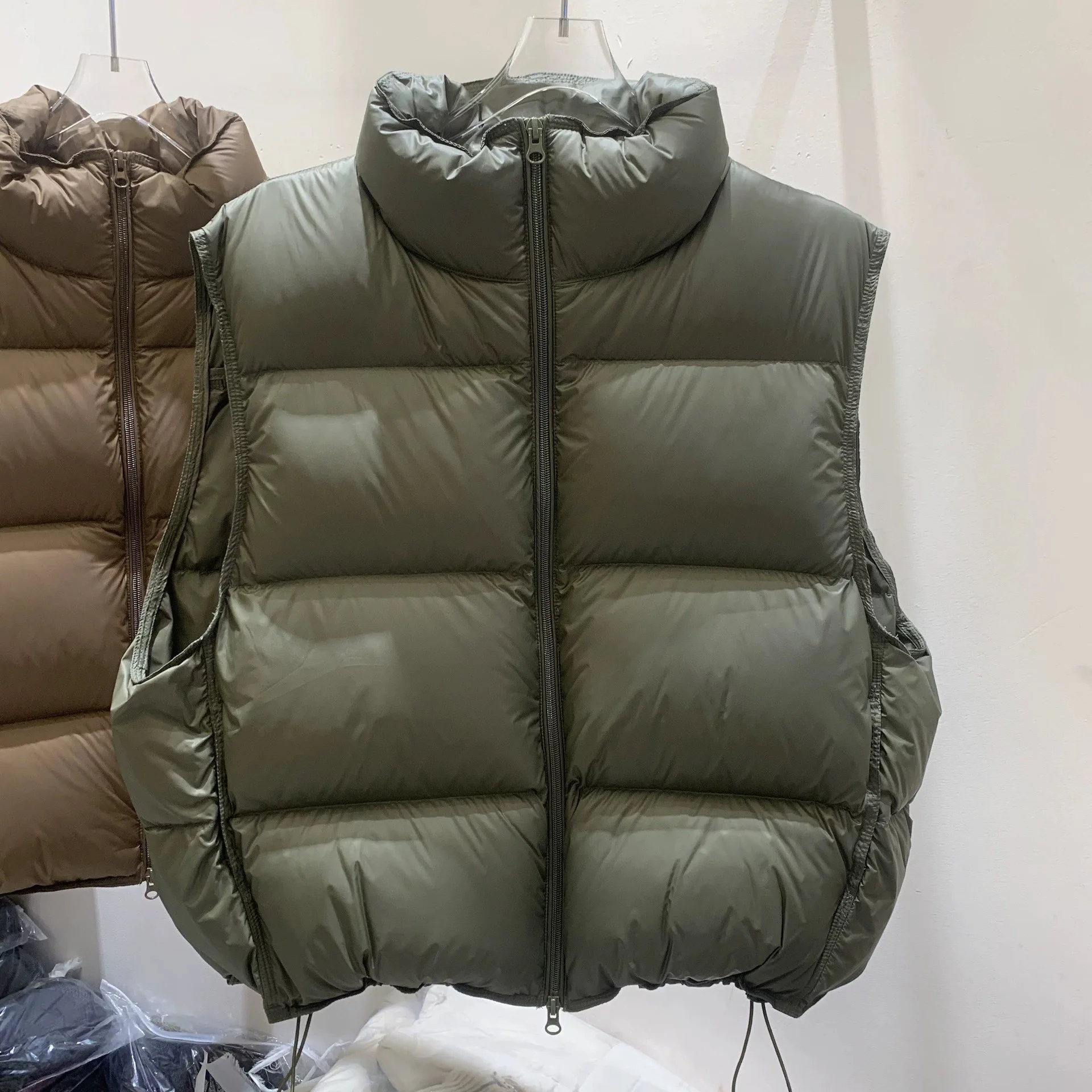 Women Thick Puff Fluffy White Duck Down Jacket Tank Top New Fashionable Stand up Collar White Duck Down Vest
Women Thick Puff Fluffy White Duck Down Jacket Tank Top New Fashionable Stand up Collar White Duck Down Vest