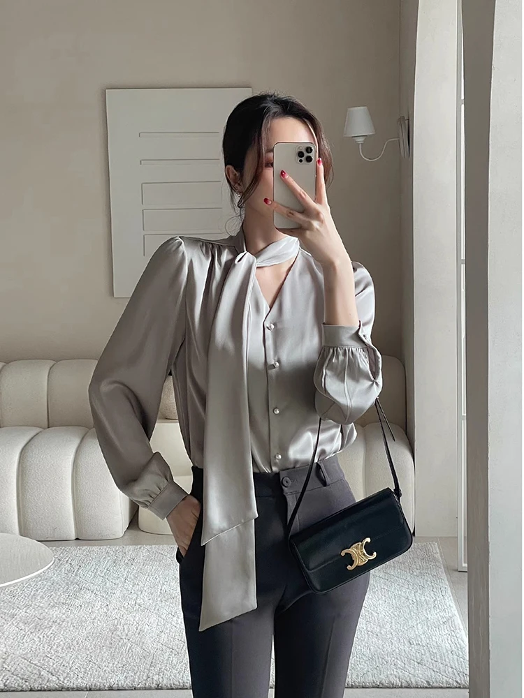 Ele V-ne Pure Color Silk irt Women's Spring New Sle Bubble Sve Long Sve Glowing irt Knot Design
Ele V-ne Pure Color Silk irt Women's Spring New Sle Bubble Sve Long Sve Glowing irt Knot Design