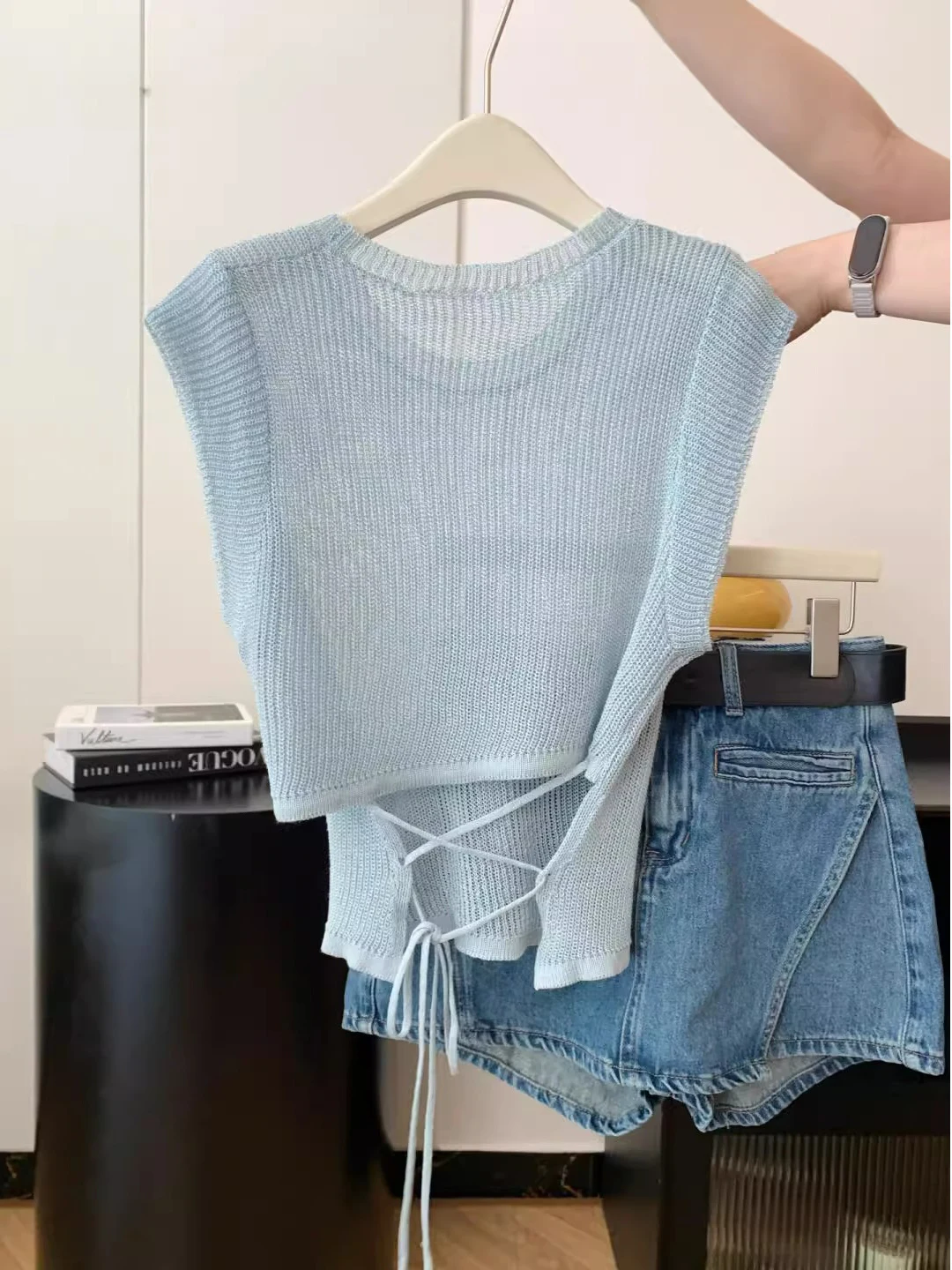 Retro Blue Ice Silk Sleeveless Knitted Vest Women's Summer Back Hollow out Belt Design Waist Inward Top Korean Style round Ne...
Retro Blue Ice Silk Sleeveless Knitted Vest Women's Summer Back Hollow out Belt Design Waist Inward Top Korean Style round Ne...