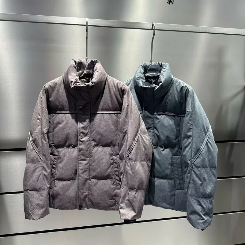 Мужская повседневная утепленная куртка с воротником-стойкой, на утином пуху, свободного кроя, теплая, универсальная верхняя одежда, модный зимний новый стиль
Мужская повседневная утепленная куртка с воротником-стойкой, на утином пуху, свободного кроя, теплая, универсальная верхняя одежда, модный зимний новый стиль