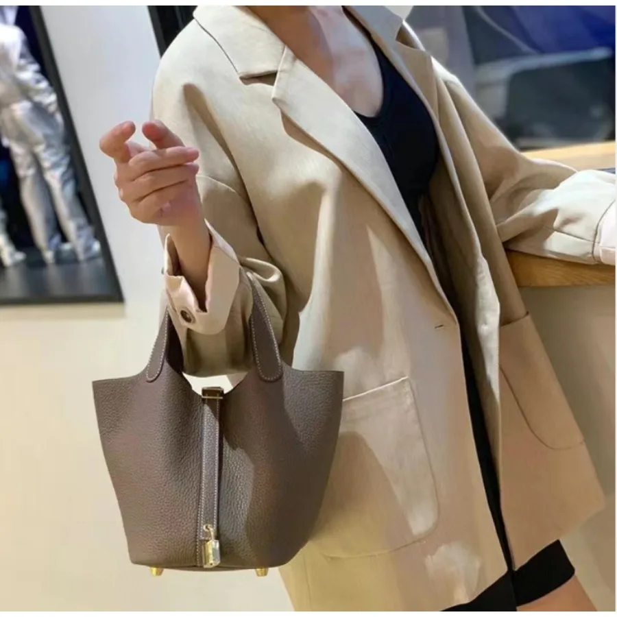 Bag women's new vegetable basket women's bag soft leather pu lychee pattern bucket bag trendy portable child and mother bag
Bag women's new vegetable basket women's bag soft leather pu lychee pattern bucket bag trendy portable child and mother bag