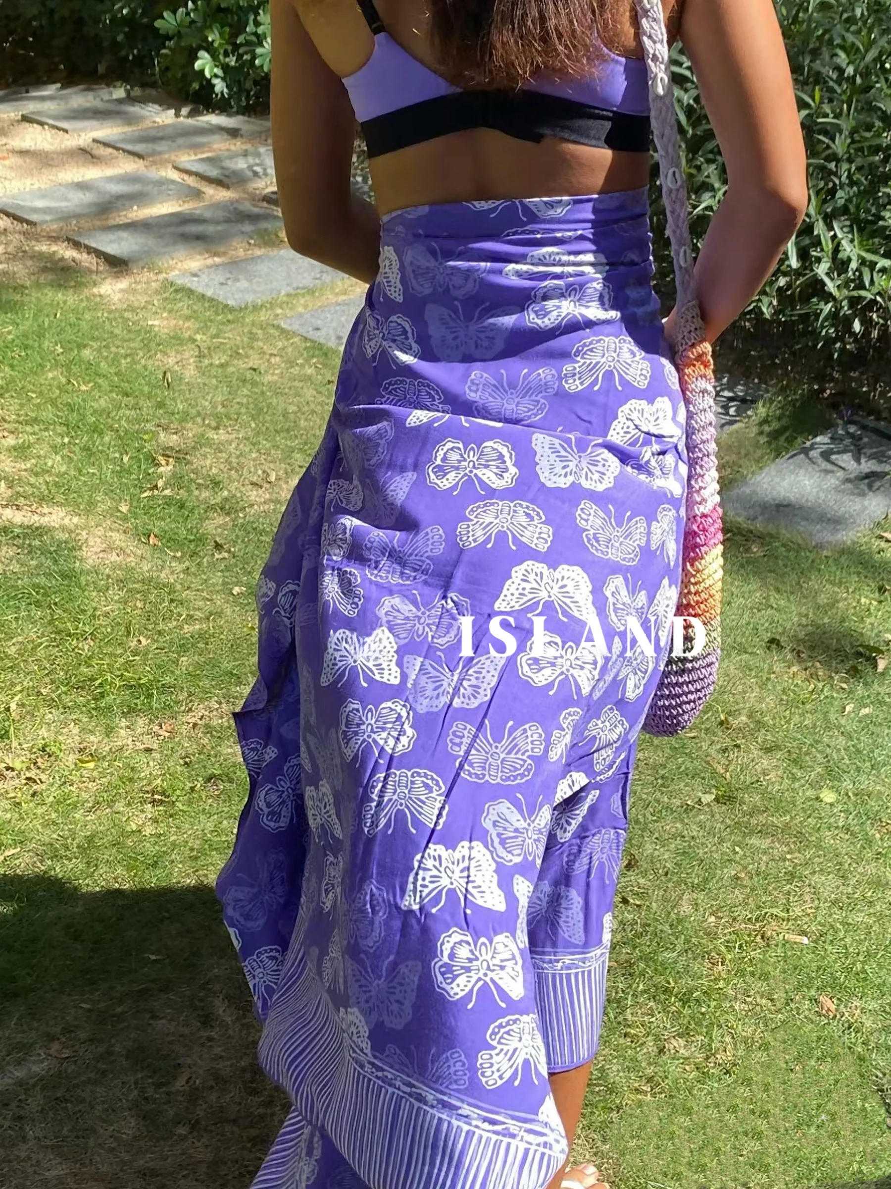 Юбка-накидка ручной работы в технике батик, фиолетового цвета, оригинальный дизайн, с завышенной талией, из хлопка, с цветочным принтом
Юбка-накидка ручной работы в технике батик, фиолетового цвета, оригинальный дизайн, с завышенной талией, из хлопка, с цветочным принтом