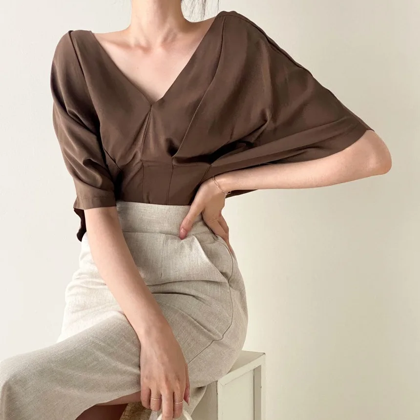 Chic V-Neck Pleated Short Sleeve Women's Shirt Korean Style Slim Fit Polyester Fiber Summer New Arrival Fashionable Top
Chic V-Neck Pleated Short Sleeve Women's Shirt Korean Style Slim Fit Polyester Fiber Summer New Arrival Fashionable Top