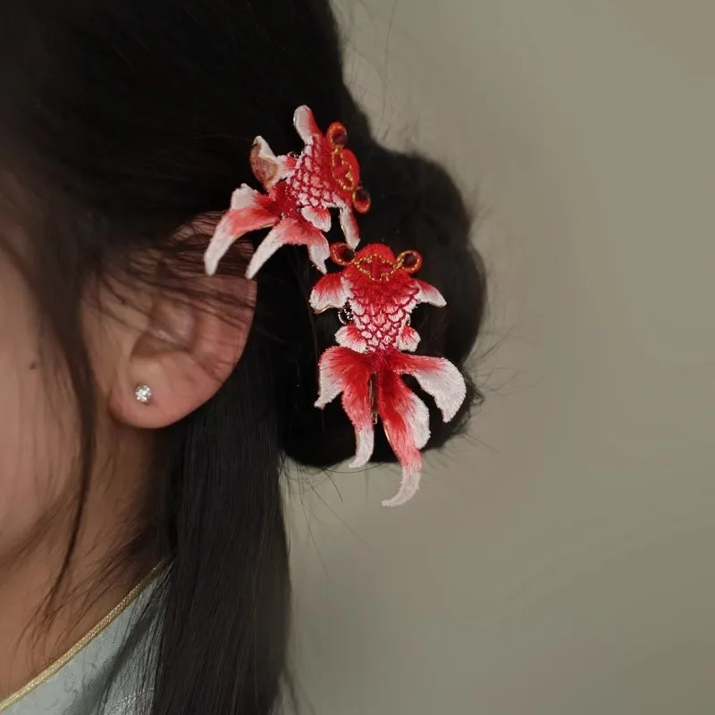2024 New Chinese Embroidery Koi Hairpin Headdress Vintage Design Trendy Red Good Luck Carp Hair Clip for Women Hair Accessories
2024 New Chinese Embroidery Koi Hairpin Headdress Vintage Design Trendy Red Good Luck Carp Hair Clip for Women Hair Accessories