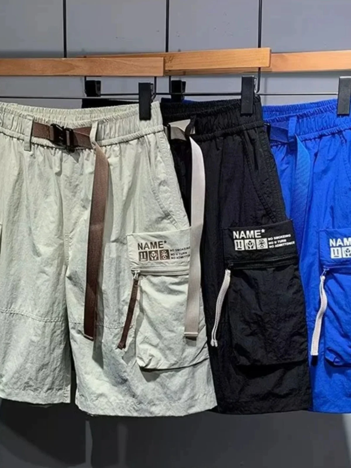 Мужские летние повседневные шорты из ледяного шелка, быстросохнущие, свободного кроя, тонкие, длиной до колена, в рабочем стиле, комфортные, дышащие
Мужские летние повседневные шорты из ледяного шелка, быстросохнущие, свободного кроя, тонкие, длиной до колена, в рабочем стиле, комфортные, дышащие