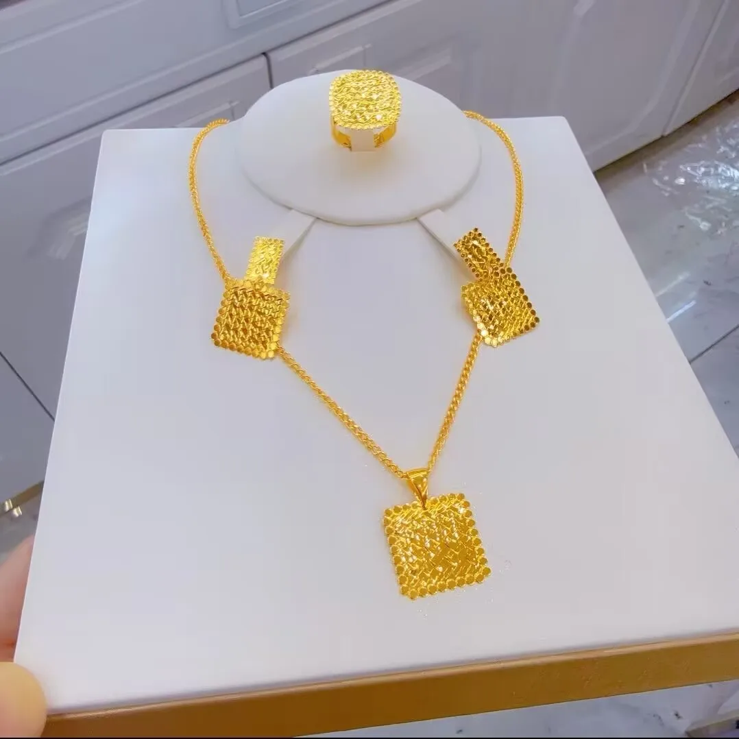 New Dubai Nepal Spain 24K Gold Plated Alloy Necklace Earrings Ring Engagement Party Jewelry Set Gift for Women YY10682
New Dubai Nepal Spain 24K Gold Plated Alloy Necklace Earrings Ring Engagement Party Jewelry Set Gift for Women YY10682