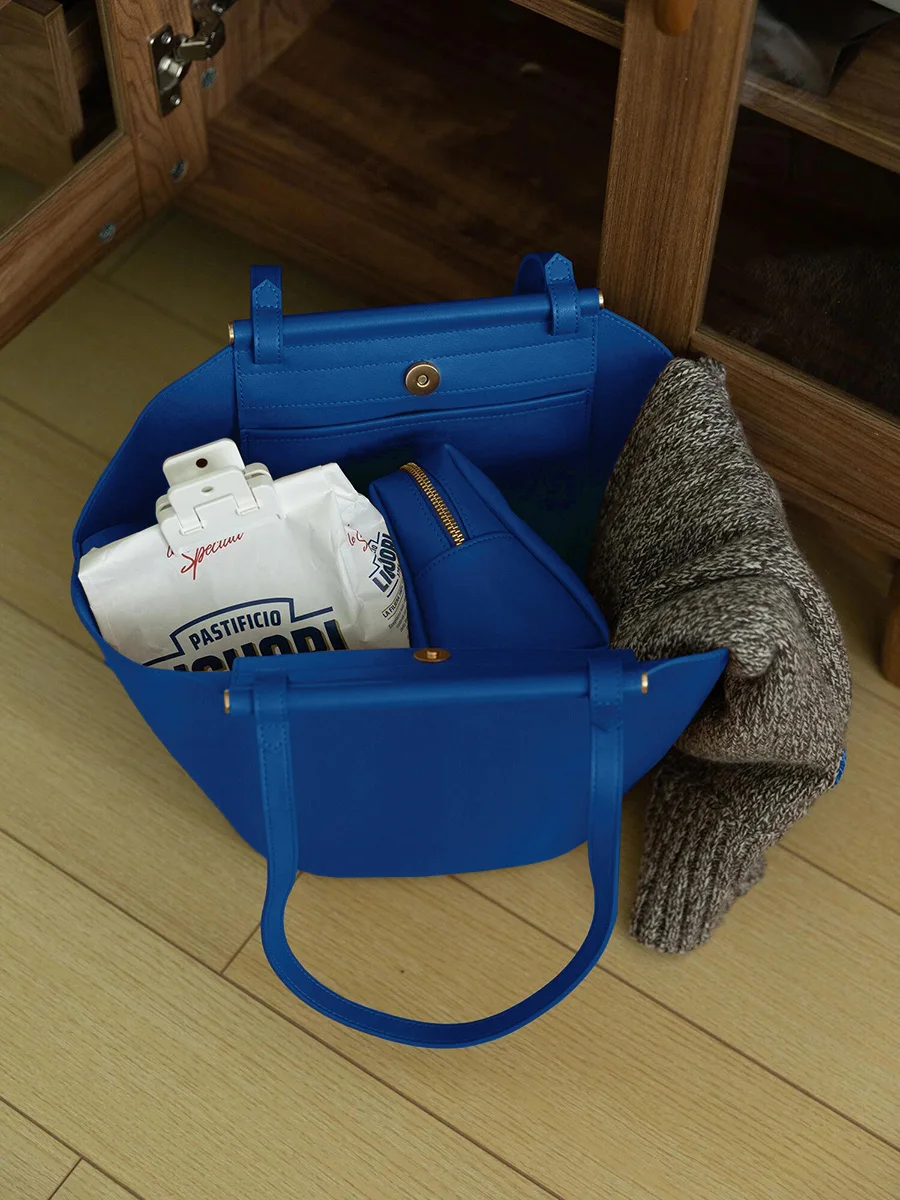 Синяя женская большая сумка-тоут, сумка под мышками, повседневная шикарная сумка из полиэстера для ежедневного использования с застежкой-застежкой
Синяя женская большая сумка-тоут, сумка под мышками, повседневная шикарная сумка из полиэстера для ежедневного использования с застежкой-застежкой