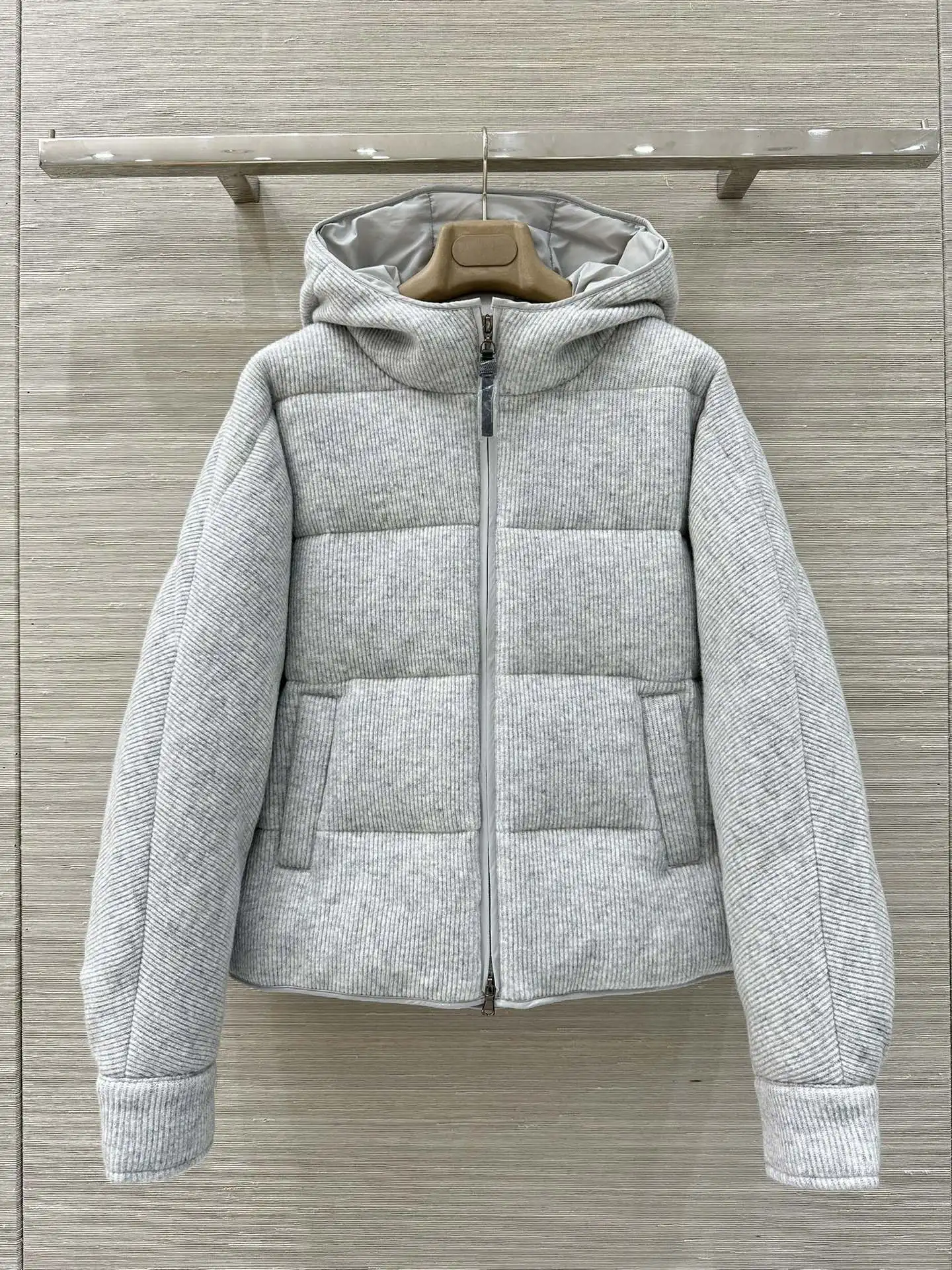 Winter Women 100% Wool Coat Long Sleeve Beaded Zipper Casual Goose Down Jacket
Winter Women 100% Wool Coat Long Sleeve Beaded Zipper Casual Goose Down Jacket