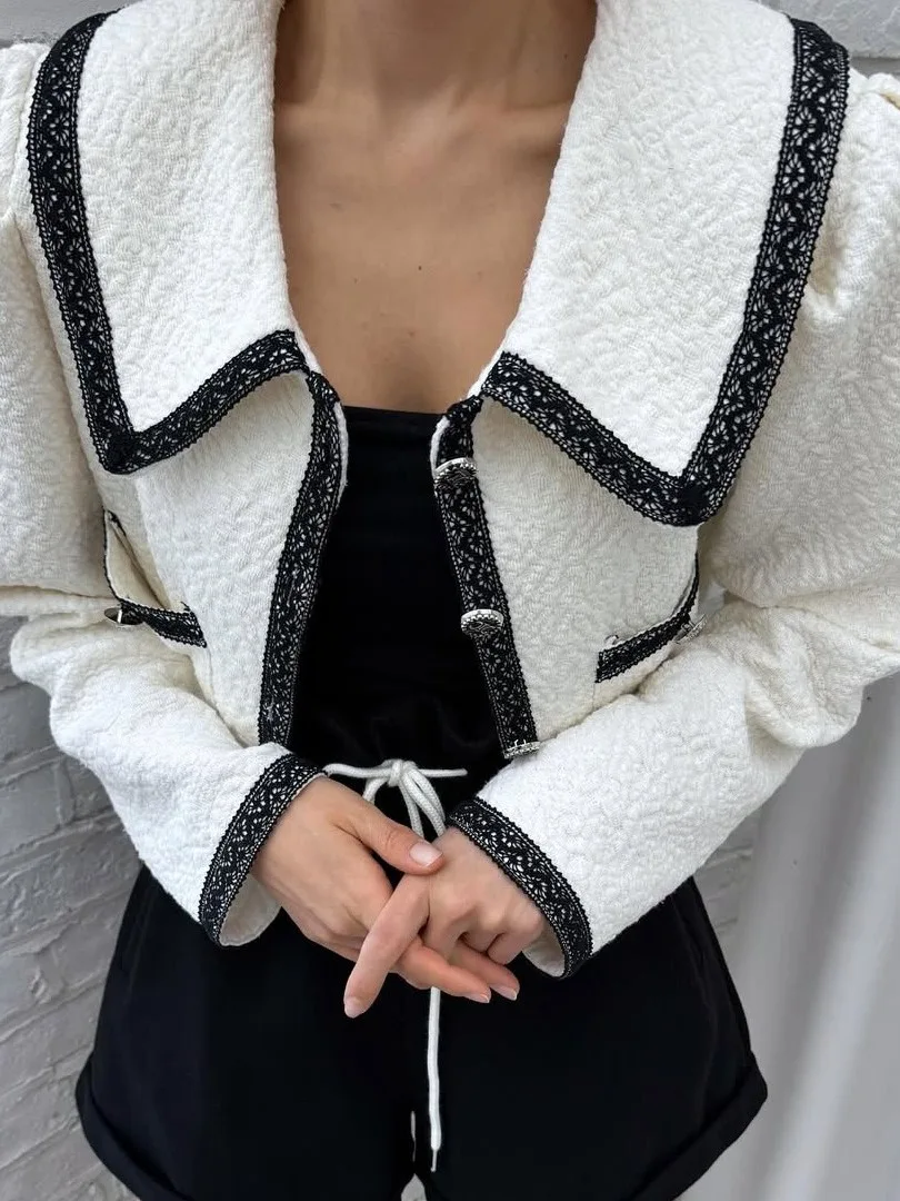 Chic Lace Trimmed Doll Collar Women's Jaet Single Button Ele Top Faionable ort Outerwear for Autumn Season
Chic Lace Trimmed Doll Collar Women's Jaet Single Button Ele Top Faionable ort Outerwear for Autumn Season