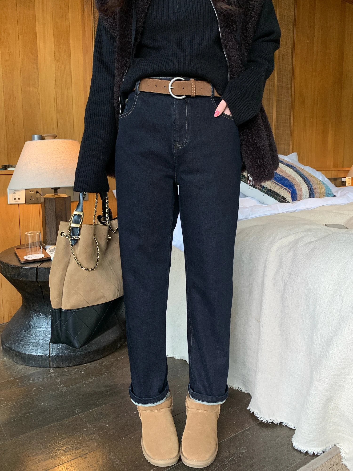 Женские джинсы NAZ больших размеров, зимние, на флисовой подкладке, прямого кроя, винтажные, с высокой талией, утягивающие, универсальные, с девятью элементами пэчворка
Женские джинсы NAZ больших размеров, зимние, на флисовой подкладке, прямого кроя, винтажные, с высокой талией, утягивающие, универсальные, с девятью элементами пэчворка