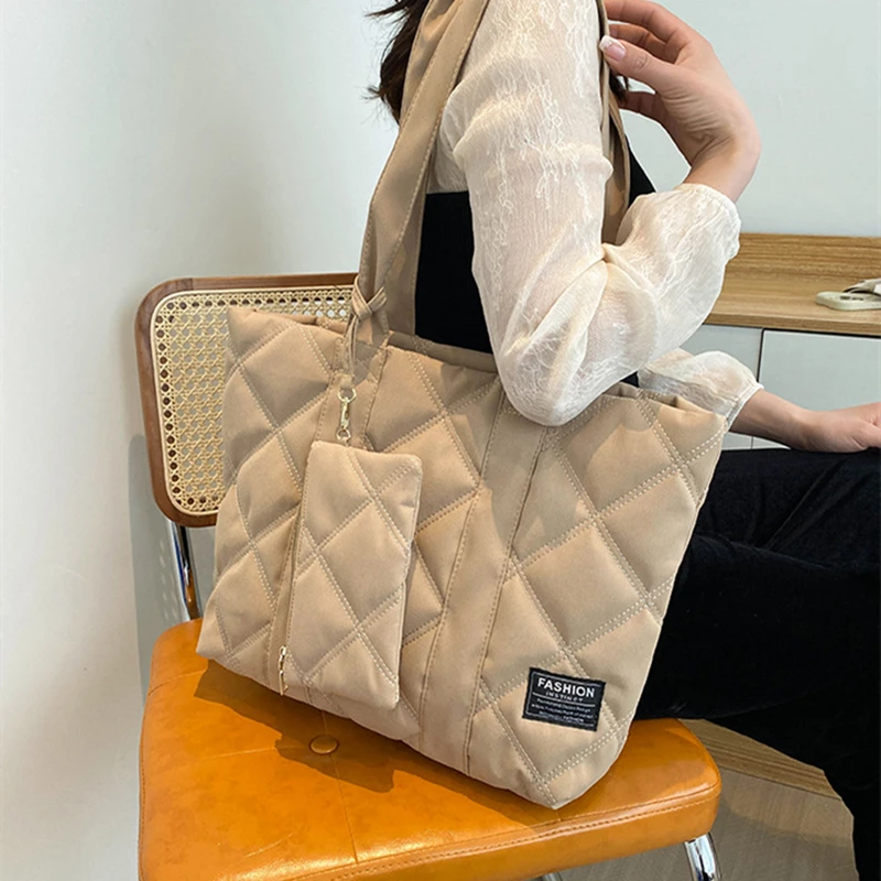 New Fashion Large Tote Padded Handbags Luxury PU Down Cotton Thread Crossbody Bag Autumn Quilted Women Shoulder Bags Winter Bags
New Fashion Large Tote Padded Handbags Luxury PU Down Cotton Thread Crossbody Bag Autumn Quilted Women Shoulder Bags Winter Bags