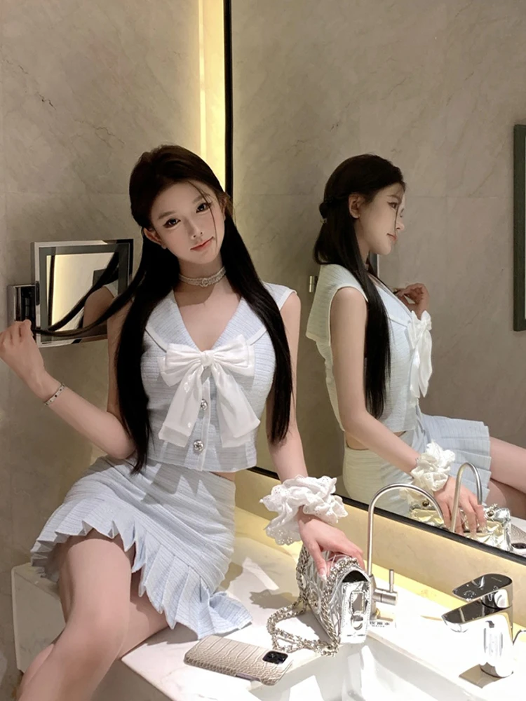 Retro tweed navy collar bow temperament vest top women summer waist cinched and hip lifted pleated skirt elegant set
Retro tweed navy collar bow temperament vest top women summer waist cinched and hip lifted pleated skirt elegant set