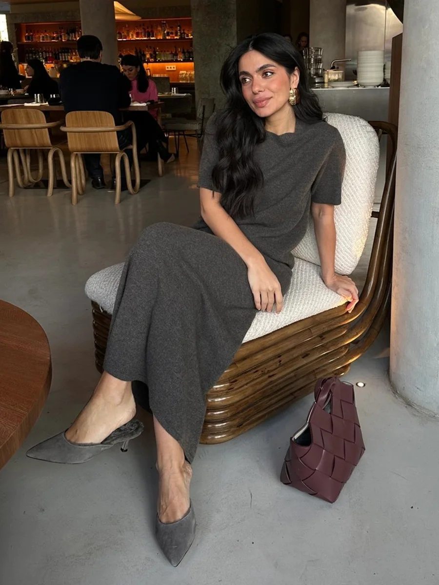 Новинка 2023 года, летний мягкий вязаный комплект, женский пуловер с короткими рукавами, верхняя юбка, однотонный элегантный минималистичный удобный комплект из двух предметов 
Новинка 2023 года, летний мягкий вязаный комплект, женский пуловер с короткими рукавами, верхняя юбка, однотонный элегантный минималистичный удобный комплект из двух предметов