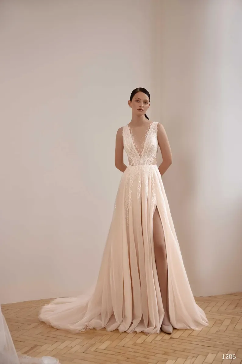 Customized 2025 a Shaped Wedding Dress With Slit V-Neck Sleeveless Illusion Shiny Lace Back Bohemian Style Wedding Dress
Customized 2025 a Shaped Wedding Dress With Slit V-Neck Sleeveless Illusion Shiny Lace Back Bohemian Style Wedding Dress