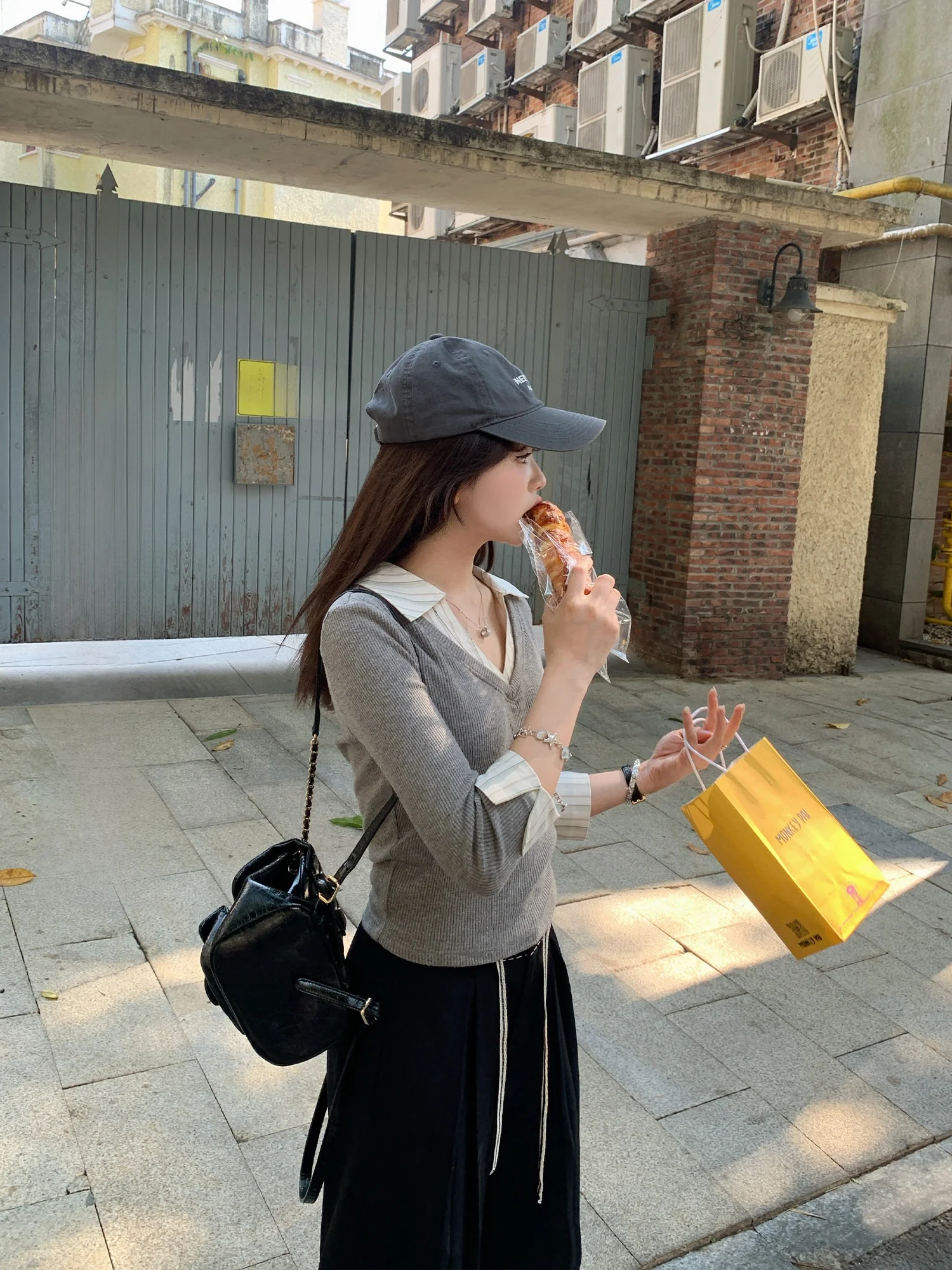 Slim Fit Knitted Long Sleeve Commute Ready Women's Fashion Spring Casual Style V-Neck Vest Top with Fake Two-Piece Design
Slim Fit Knitted Long Sleeve Commute Ready Women's Fashion Spring Casual Style V-Neck Vest Top with Fake Two-Piece Design