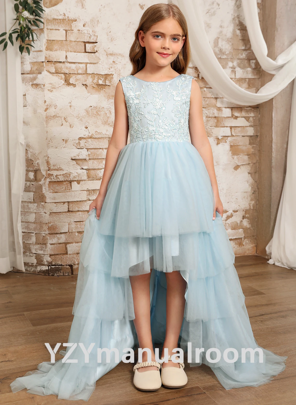 Ball-Gown/Princess Scoop Asymmetrical/Sweep Train Lace/Tulle Flower Girl Dress
Ball-Gown/Princess Scoop Asymmetrical/Sweep Train Lace/Tulle Flower Girl Dress