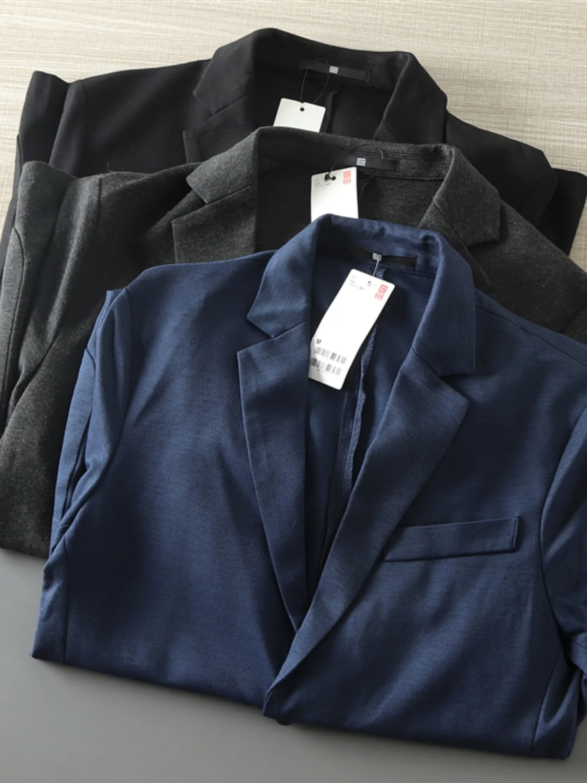 Мужской приталенный пиджак из эластичной трикотажной ткани на одной пуговице, повседневный универсальный осенний верхний слой, костюмный, с воротником-стойкой, удлиненный рукав
Мужской приталенный пиджак из эластичной трикотажной ткани на одной пуговице, повседневный универсальный осенний верхний слой, костюмный, с воротником-стойкой, удлиненный рукав