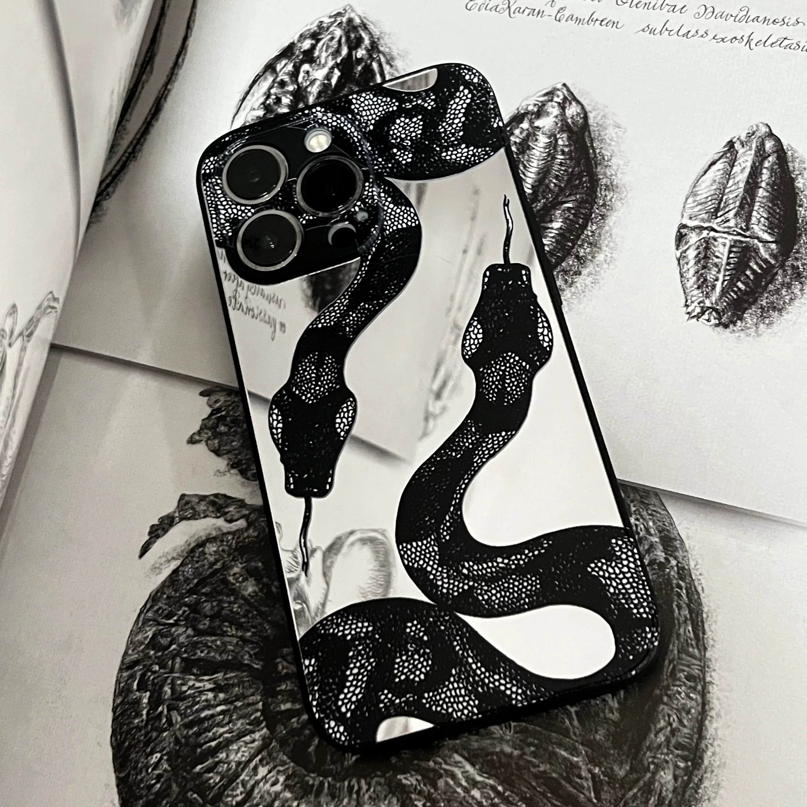 Dark Gothic style double python pattern cool personality mirror mirror original mobile phone case, suitable for iPhone
Dark Gothic style double python pattern cool personality mirror mirror original mobile phone case, suitable for iPhone
