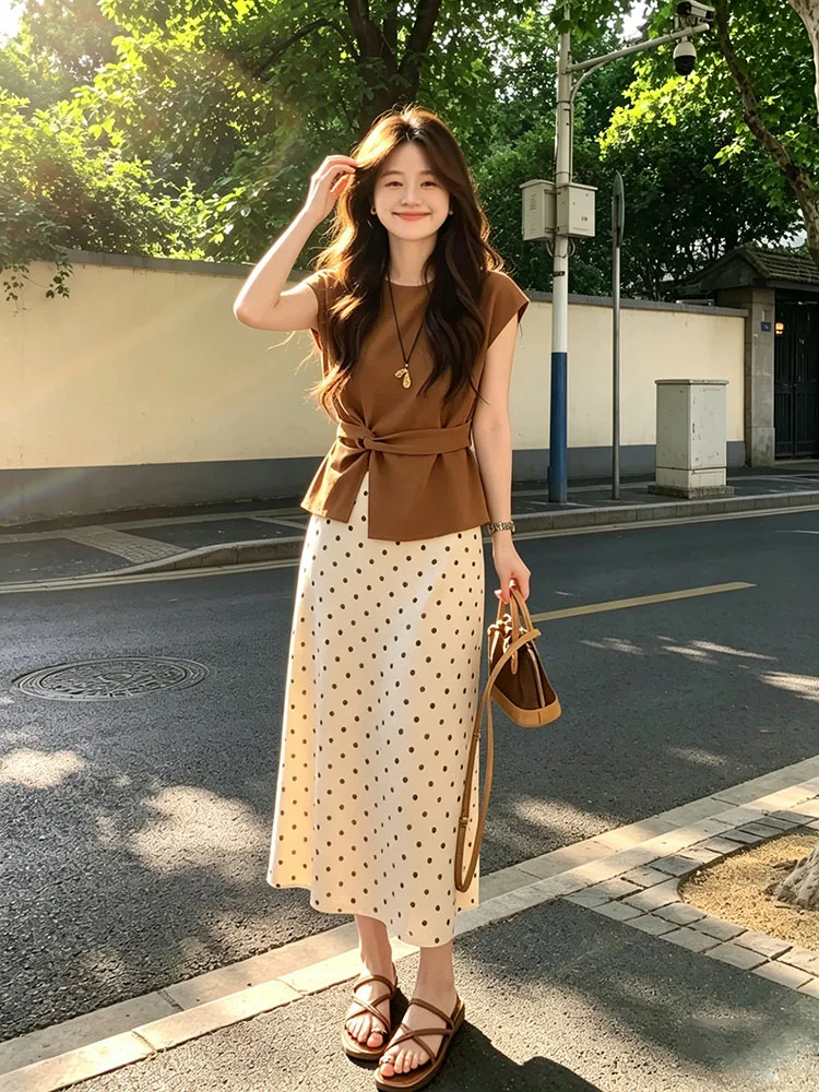 Summer Fashion Polka Dot Knot Short Sleeve Women's Skirt Set Midi Length A-Line Silhouette Versatile Shirt And Skirt Combo
Summer Fashion Polka Dot Knot Short Sleeve Women's Skirt Set Midi Length A-Line Silhouette Versatile Shirt And Skirt Combo