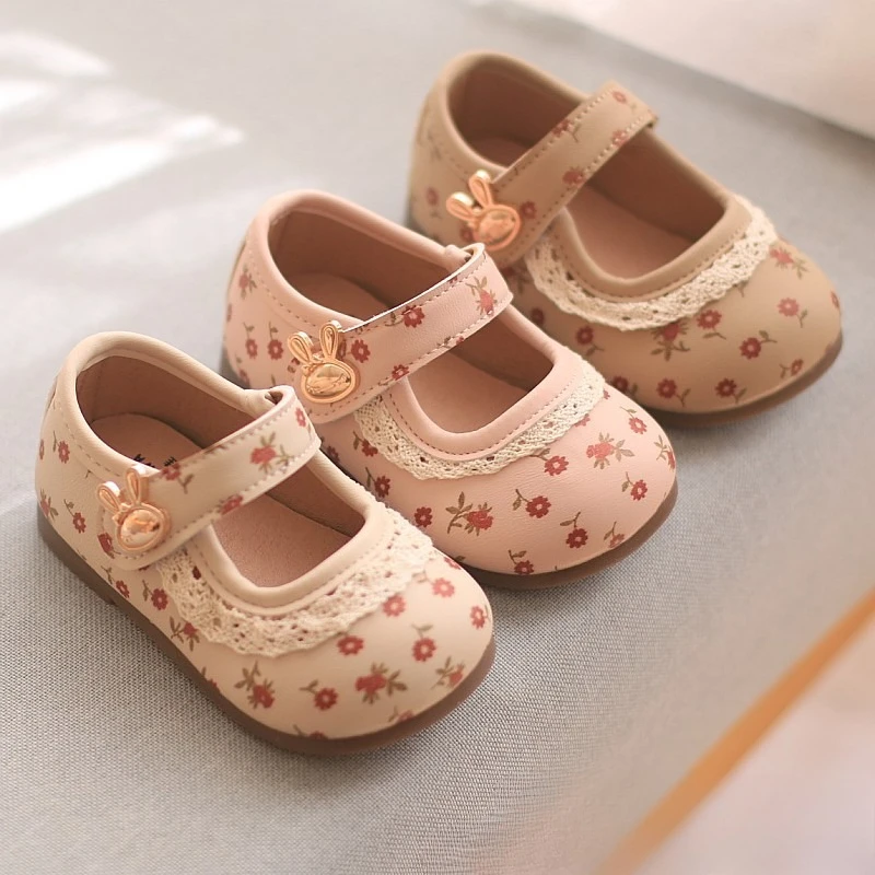 Детская новая повседневная обувь из искусственной кожи с цветочным принтом, домашняя обувь с квадратным носком для маленьких девочек, нескользящая резиновая мягкая подошва с бантом, украшение Мэри Джейн
Детская новая повседневная обувь из искусственной кожи с цветочным принтом, домашняя обувь с квадратным носком для маленьких девочек, нескользящая резиновая мягкая подошва с бантом, украшение Мэри Джейн