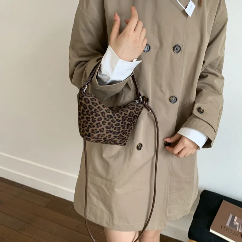 Luxury Women's Diaper Bag Elegant Crossbody Handbag Minimalist Designer Tote Vintage Leather Solid Color Stylish Bag
Luxury Women's Diaper Bag Elegant Crossbody Handbag Minimalist Designer Tote Vintage Leather Solid Color Stylish Bag