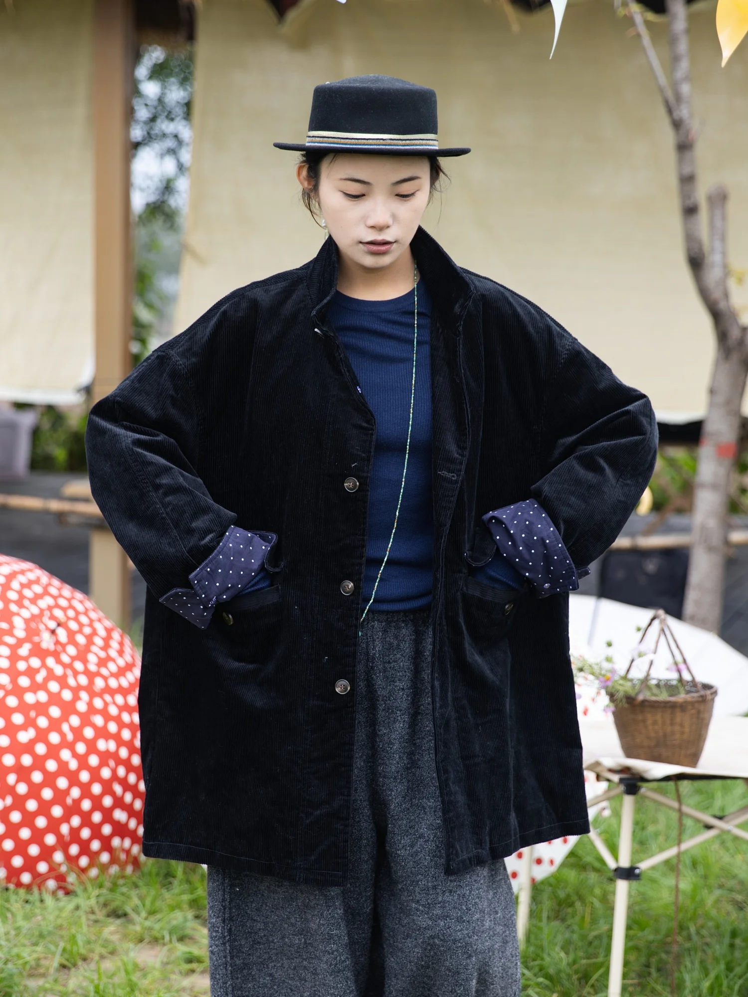 Женское повседневное пальто средней длины из вельвета в стиле ретро с высоким воротником, на одной пуговице, с длинными рукавами, для города, от бренда Yuwenti Ci Original
Женское повседневное пальто средней длины из вельвета в стиле ретро с высоким воротником, на одной пуговице, с длинными рукавами, для города, от бренда Yuwenti Ci Original