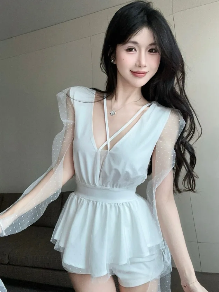 Pure Desire Spicy Girl Waist Cinching Cross V-neck Vest Women's Lace Sash Skirt Design Sensation Small Audience Elegance Top
Pure Desire Spicy Girl Waist Cinching Cross V-neck Vest Women's Lace Sash Skirt Design Sensation Small Audience Elegance Top