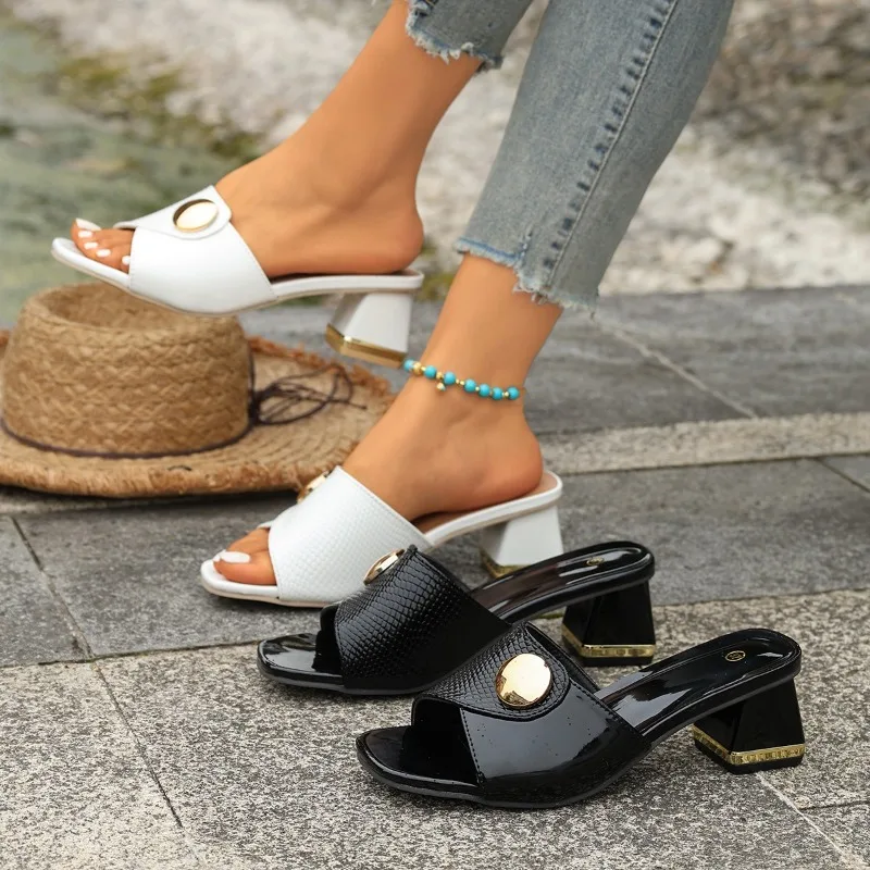 Metal Buckle Block Heel Flip Flops Fashion Round Toe Open Toe Non-slip High Heel Shoes for Women
Metal Buckle Block Heel Flip Flops Fashion Round Toe Open Toe Non-slip High Heel Shoes for Women