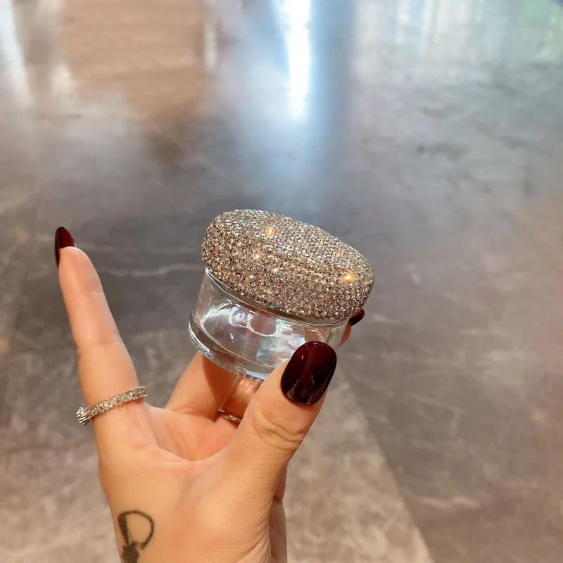 This Water Diamond-encrusted Face Cream Is Bottled In Small Bottles. It Is A High-end Glass Eye Cream For Storage And Travel
This Water Diamond-encrusted Face Cream Is Bottled In Small Bottles. It Is A High-end Glass Eye Cream For Storage And Travel