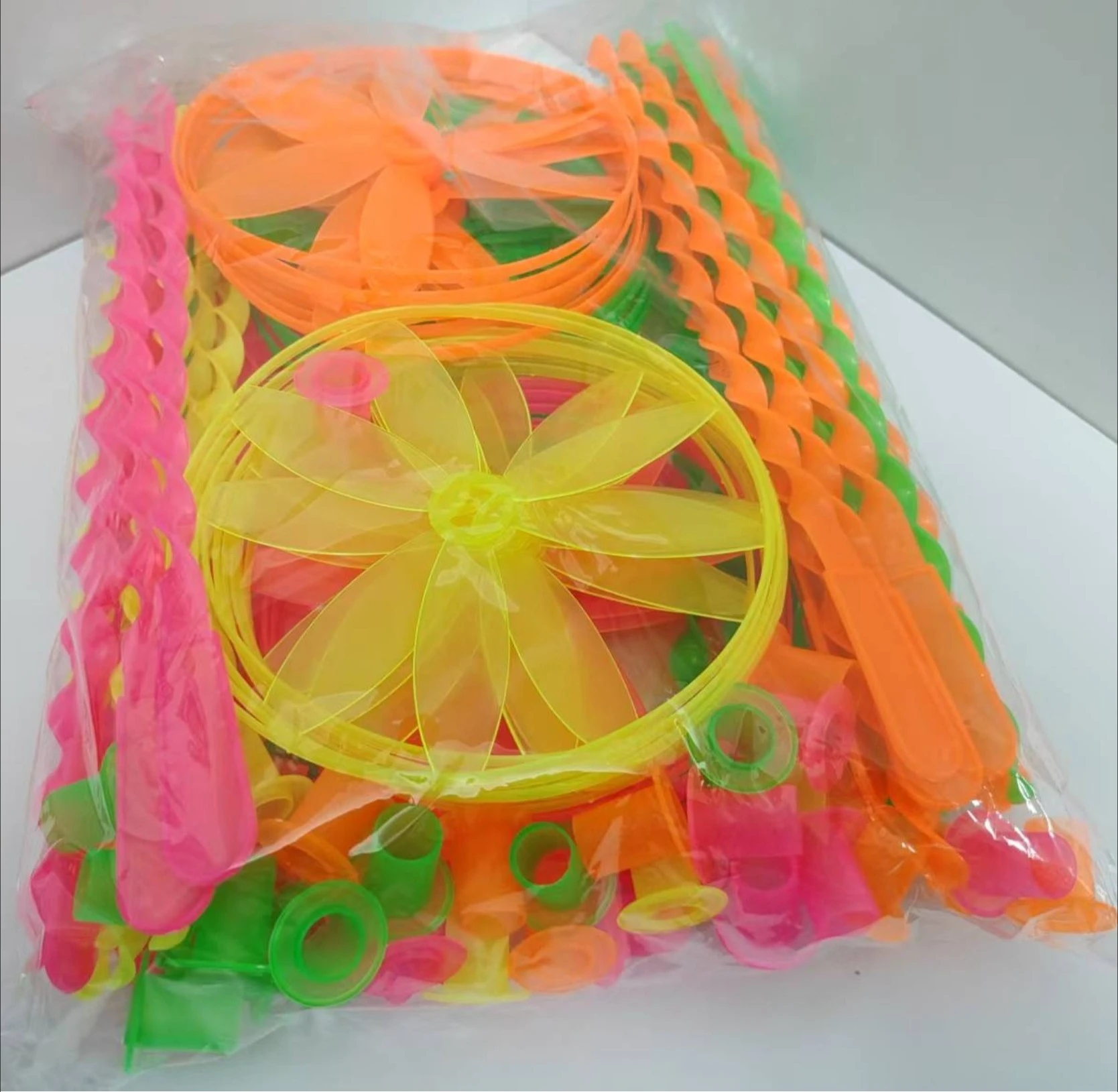 traditionHand Push Flying Saucer Toy Colorful Plastic Bamboo Dragonfly Outdoor Spinning Helicopter Flying Disc Game Party Favor
traditionHand Push Flying Saucer Toy Colorful Plastic Bamboo Dragonfly Outdoor Spinning Helicopter Flying Disc Game Party Favor