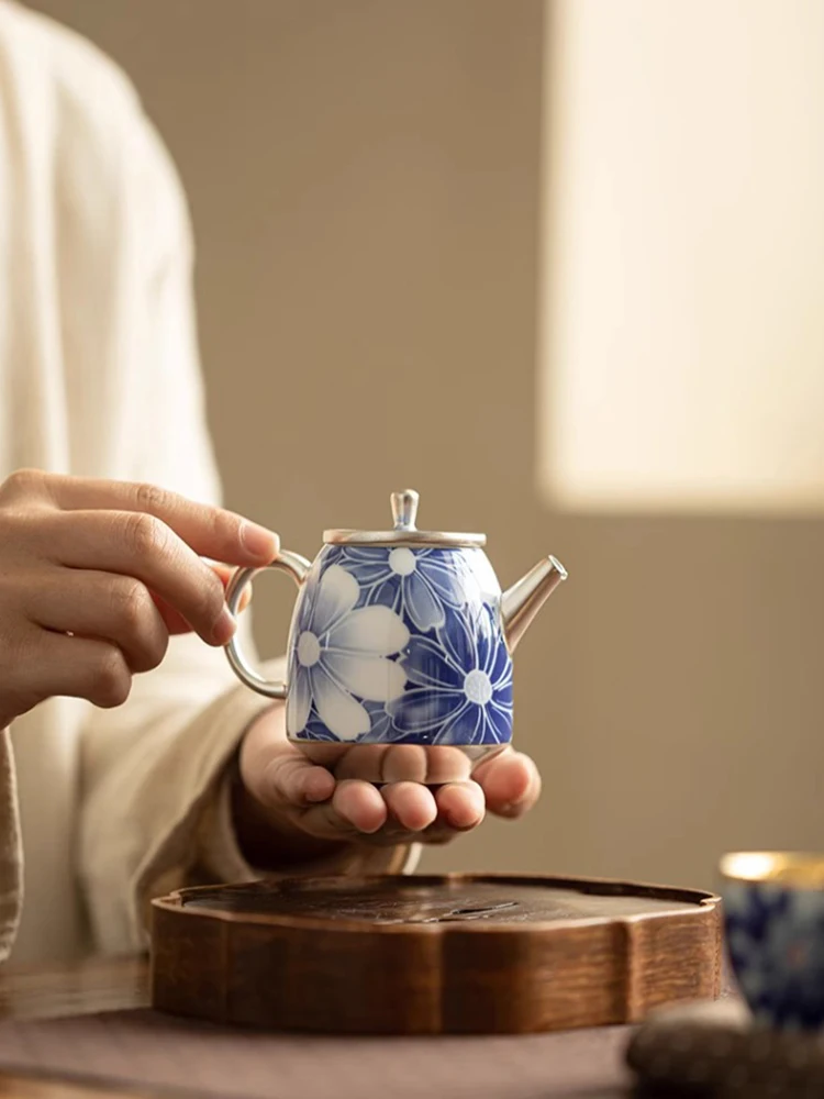 Gilded Silver Ink Dyed Blue and White Chrysanthemum Tea Pot, Kung Fu Tea Set, Household High end Tea Pot, Single Pot Gift Box
Gilded Silver Ink Dyed Blue and White Chrysanthemum Tea Pot, Kung Fu Tea Set, Household High end Tea Pot, Single Pot Gift Box