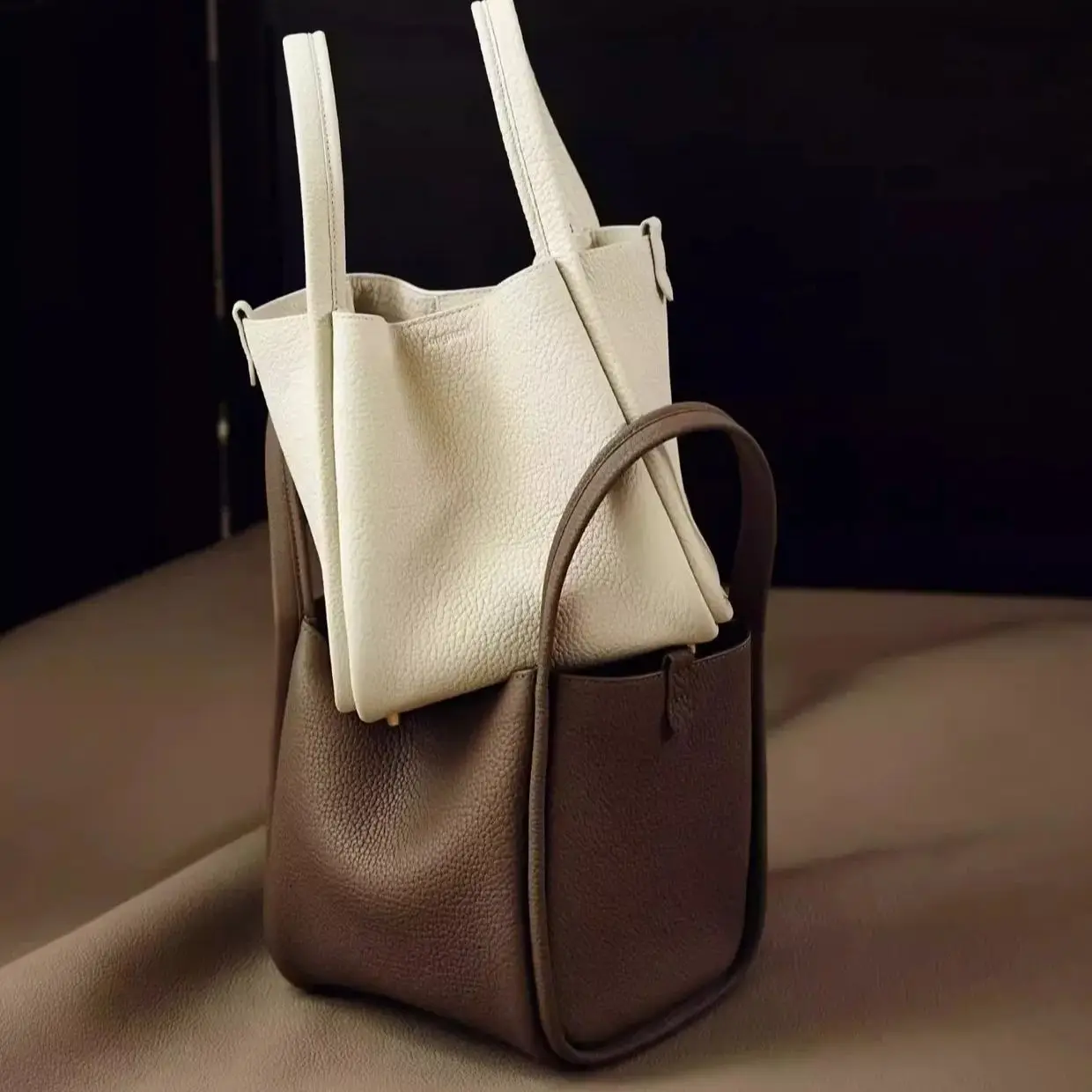 New Snap-Closure Leather Bucket Bag with Large Capacity Women's Handbag Versatile Soft Breathable Retro Minimalist Design
New Snap-Closure Leather Bucket Bag with Large Capacity Women's Handbag Versatile Soft Breathable Retro Minimalist Design