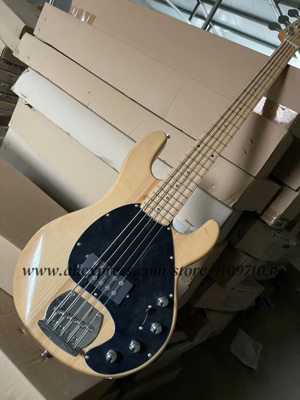 6 string natural bass guitar, Ash wood body, Maple neck, 1 pickup, large black protective plate, active battery
6 string natural bass guitar, Ash wood body, Maple neck, 1 pickup, large black protective plate, active battery