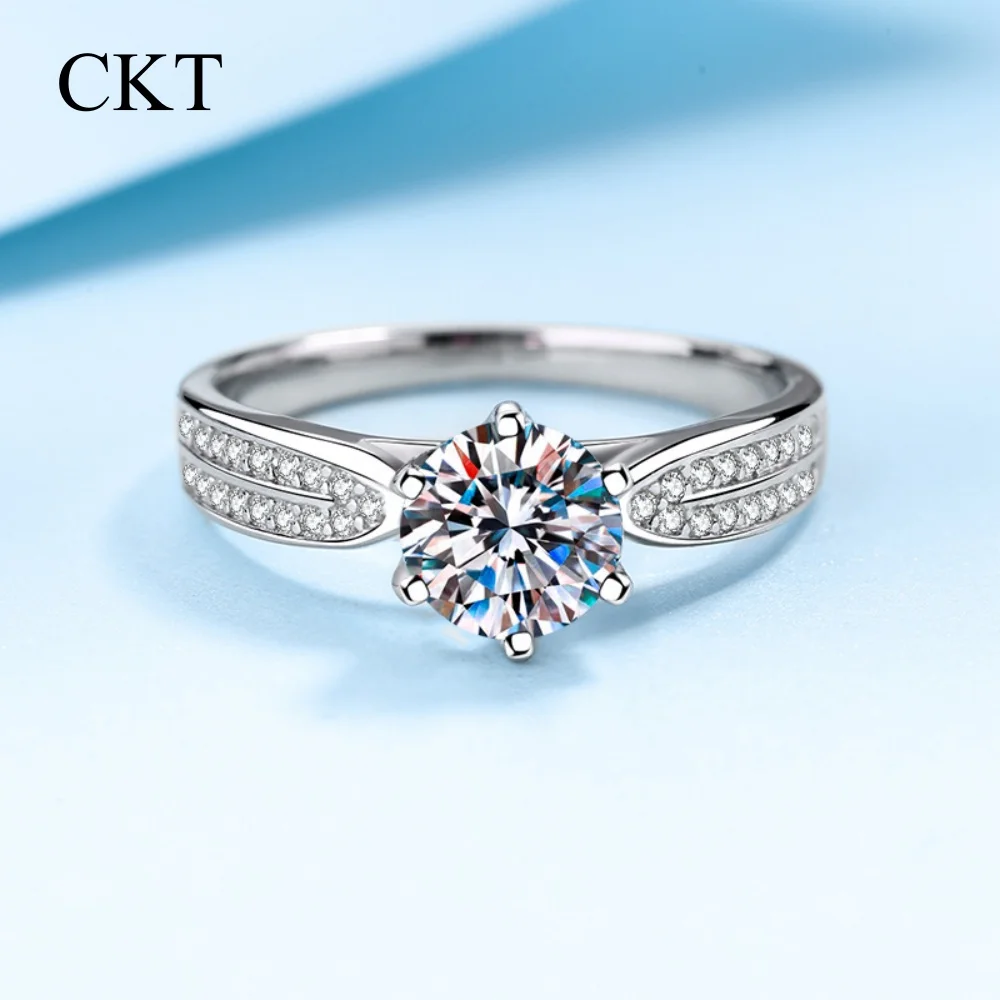 CKT Women Engagement 18K Gold Wedding Band 0.5/1CT Moissanite Diamond Girl Valentine's Day PT950 Platinum Birthday Gift Rings
CKT Women Engagement 18K Gold Wedding Band 0.5/1CT Moissanite Diamond Girl Valentine's Day PT950 Platinum Birthday Gift Rings