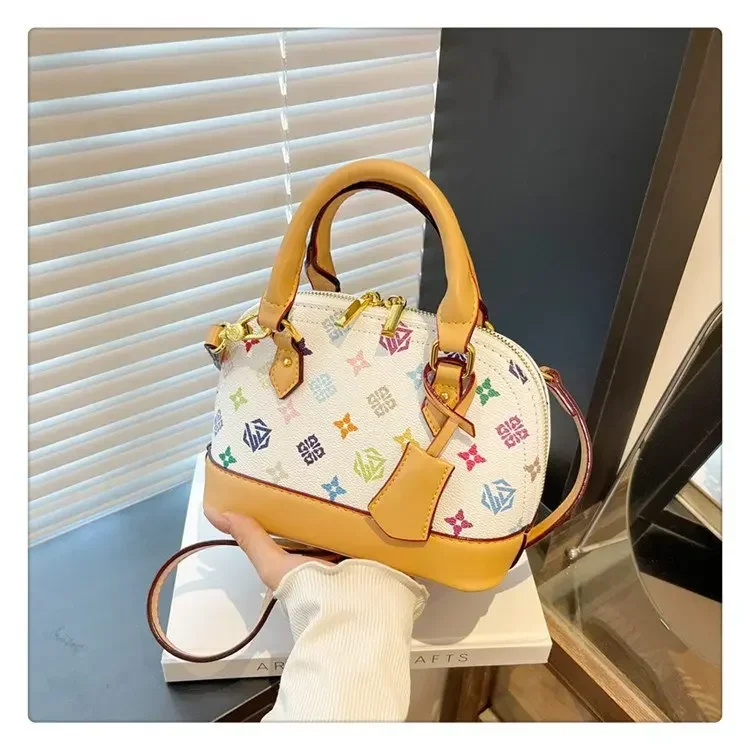 2025 New Luxury Niche Women's Bag - Vintage Monogram, Shell-Shaped Handheld & Shoulder/Crossbody, High-End
2025 New Luxury Niche Women's Bag - Vintage Monogram, Shell-Shaped Handheld & Shoulder/Crossbody, High-End