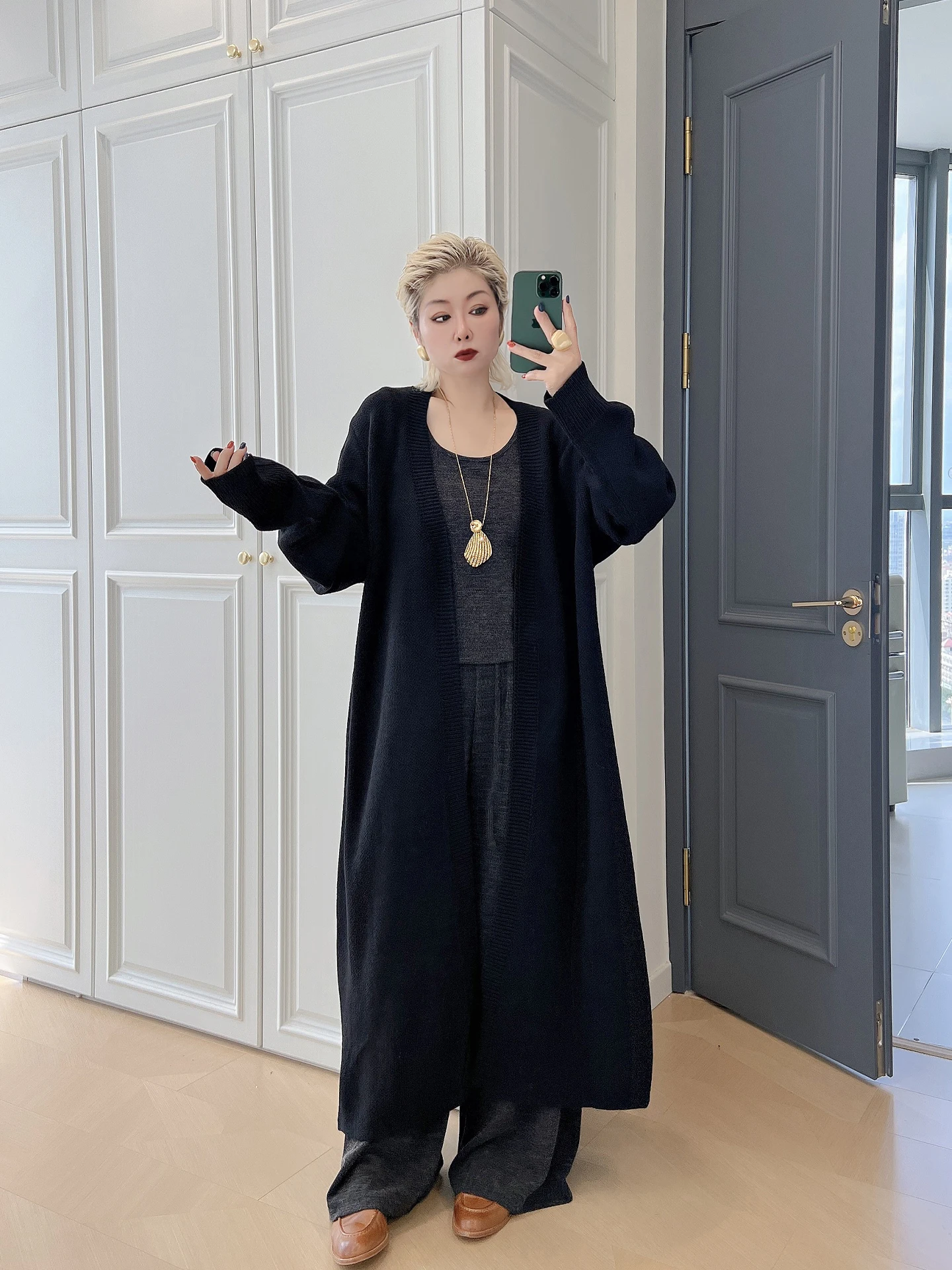 Женский удлиненный вязаный кардиган больших размеров Ele Plus Size, свободный свитер-пальто до колен для полных женщин, осенняя верхняя одежда, стройнящая фигуру
Женский удлиненный вязаный кардиган больших размеров Ele Plus Size, свободный свитер-пальто до колен для полных женщин, осенняя верхняя одежда, стройнящая фигуру