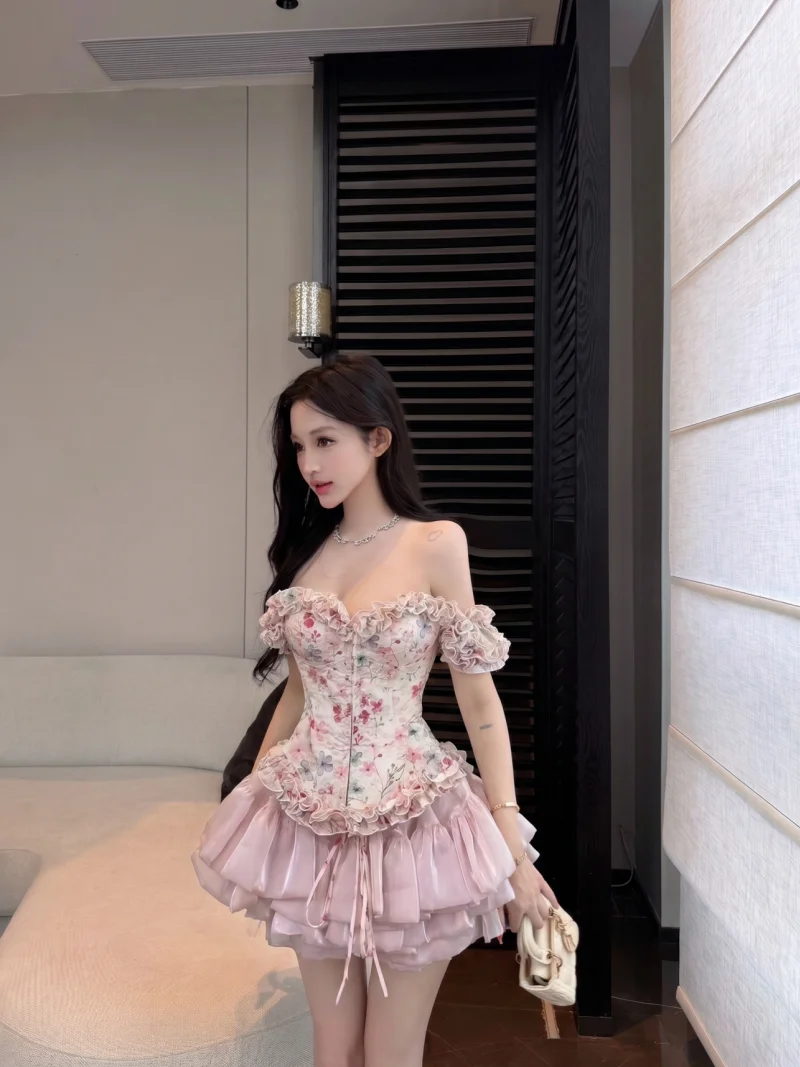 Pink Floral Print Shirt And High Waist A-Line Short Skirt Two-Piece Set for Women Summer Slimming Bubble Sleeve Fashion Ensemble
Pink Floral Print Shirt And High Waist A-Line Short Skirt Two-Piece Set for Women Summer Slimming Bubble Sleeve Fashion Ensemble