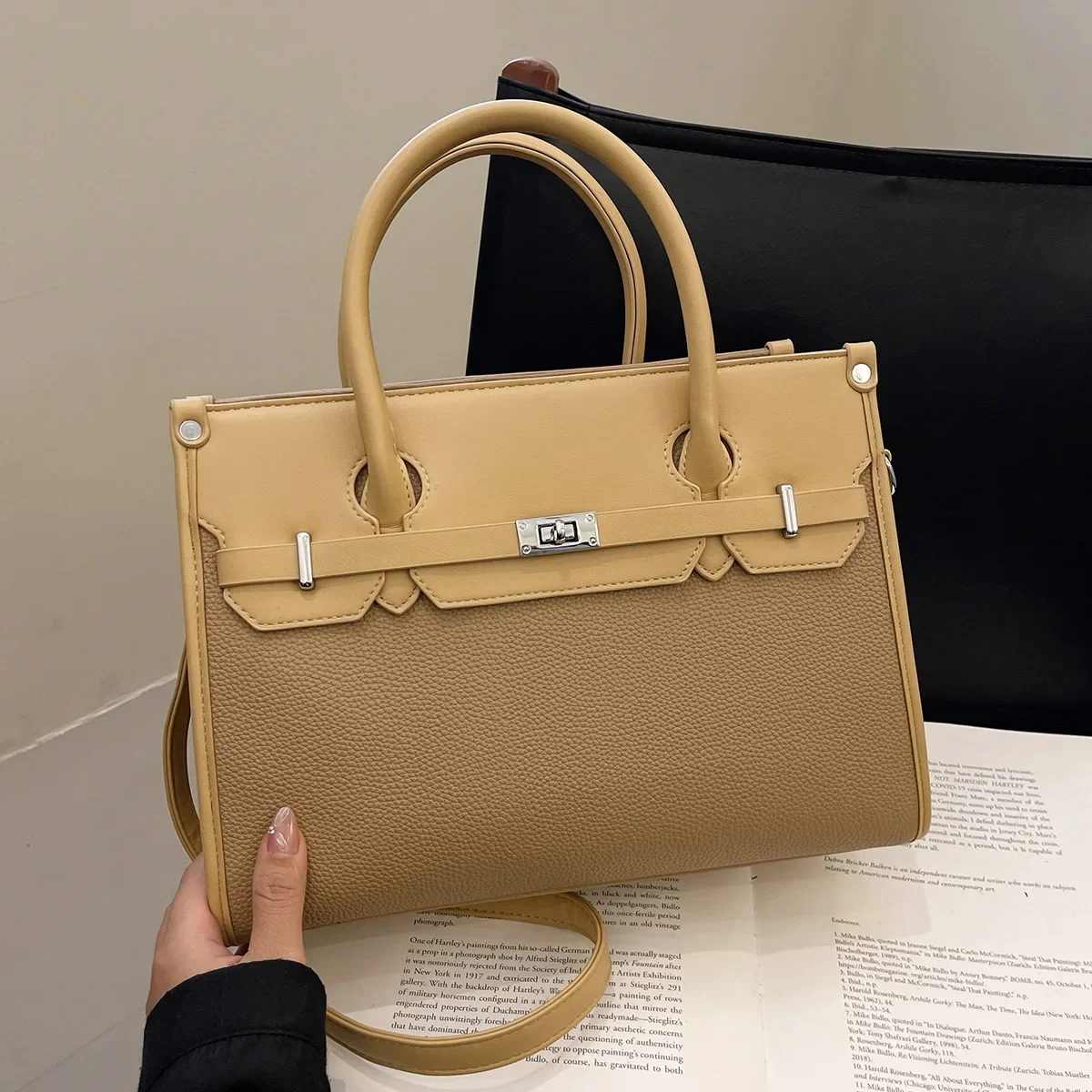 Women's Bag 2025 Winter New Style Trendy European and American Simple Solid Color Shoulder Bag Fashion Crossbody Bag Lock Tote B
Women's Bag 2025 Winter New Style Trendy European and American Simple Solid Color Shoulder Bag Fashion Crossbody Bag Lock Tote B