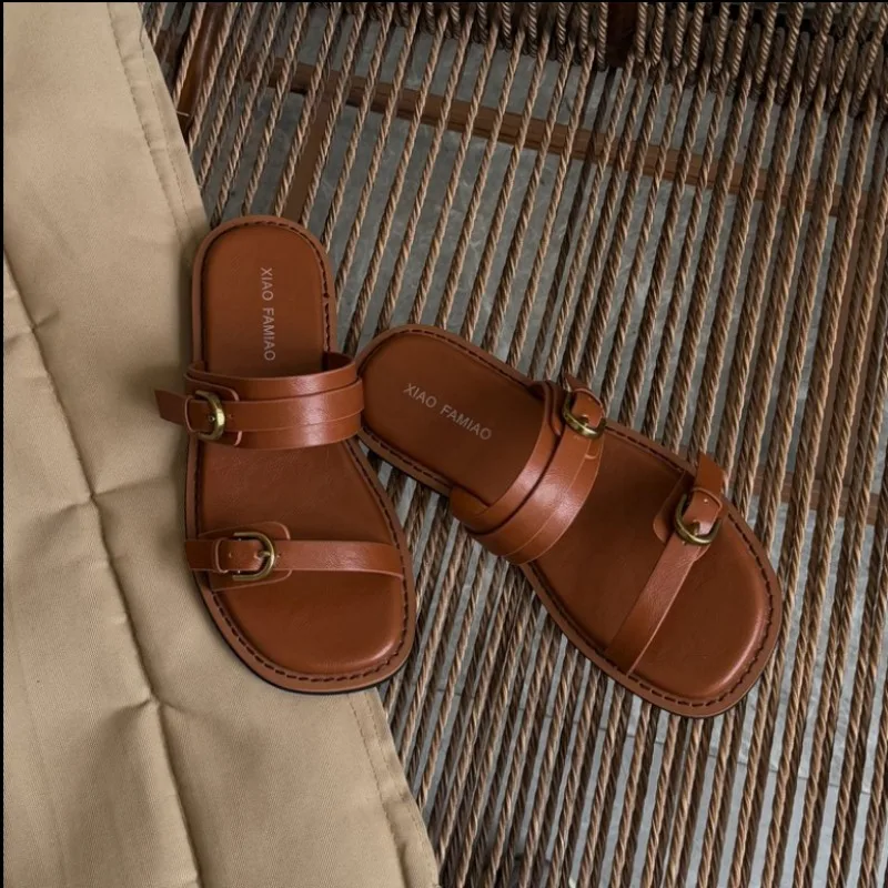 2025 шлепанцы на плоской подошве, сандалии с круглым носком, обувь с металлической пряжкой, летние женские уличные повседневные тапочки на плоской подошве
2025 шлепанцы на плоской подошве, сандалии с круглым носком, обувь с металлической пряжкой, летние женские уличные повседневные тапочки на плоской подошве