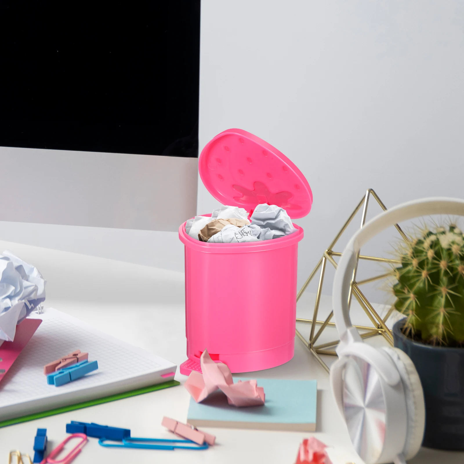 Cute Mini Sealing Garbage Container With Lid Strawberry Pop-Up Trash Bin Mini Dustbin Home Desktop Waste Storage Holder TrashCan
Cute Mini Sealing Garbage Container With Lid Strawberry Pop-Up Trash Bin Mini Dustbin Home Desktop Waste Storage Holder TrashCan